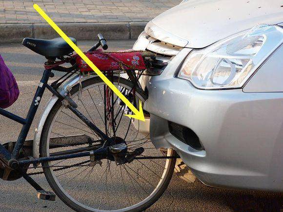 轎車(chē)追尾自行車(chē)，下車(chē)后女司機(jī)問(wèn)：這是什么牌子的自行車(chē)？