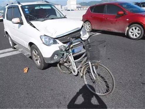 原創(chuàng)轎車追尾自行車2.jpeg