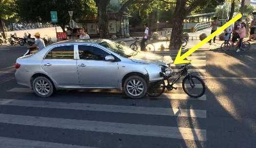 原創(chuàng)轎車追尾自行車3.jpeg