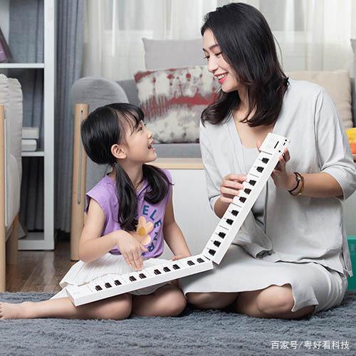 初學(xué)者買電子鋼琴什么牌子好？看看折疊電子鋼琴怎么樣？