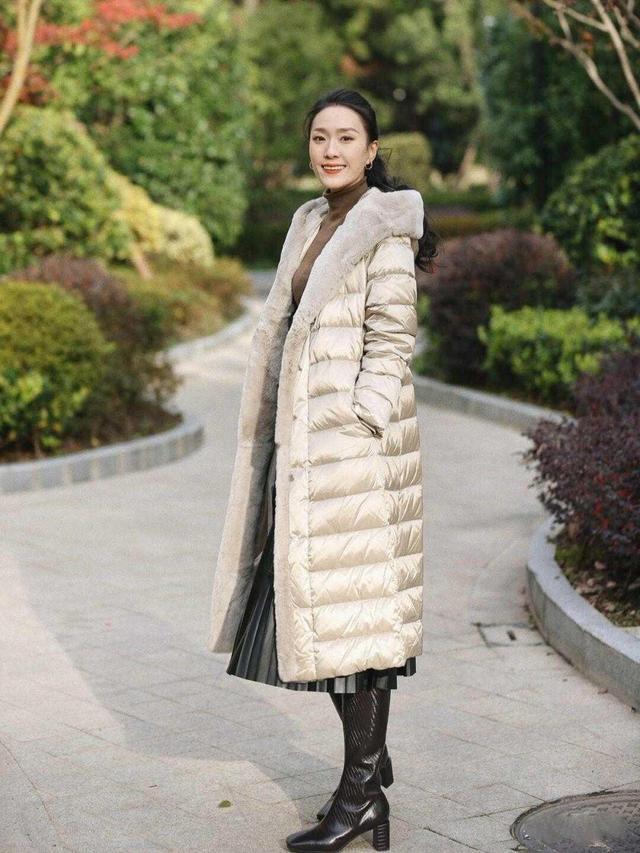 很多小女生穿羽絨服都喜歡搭配短裙或短褲.jpg