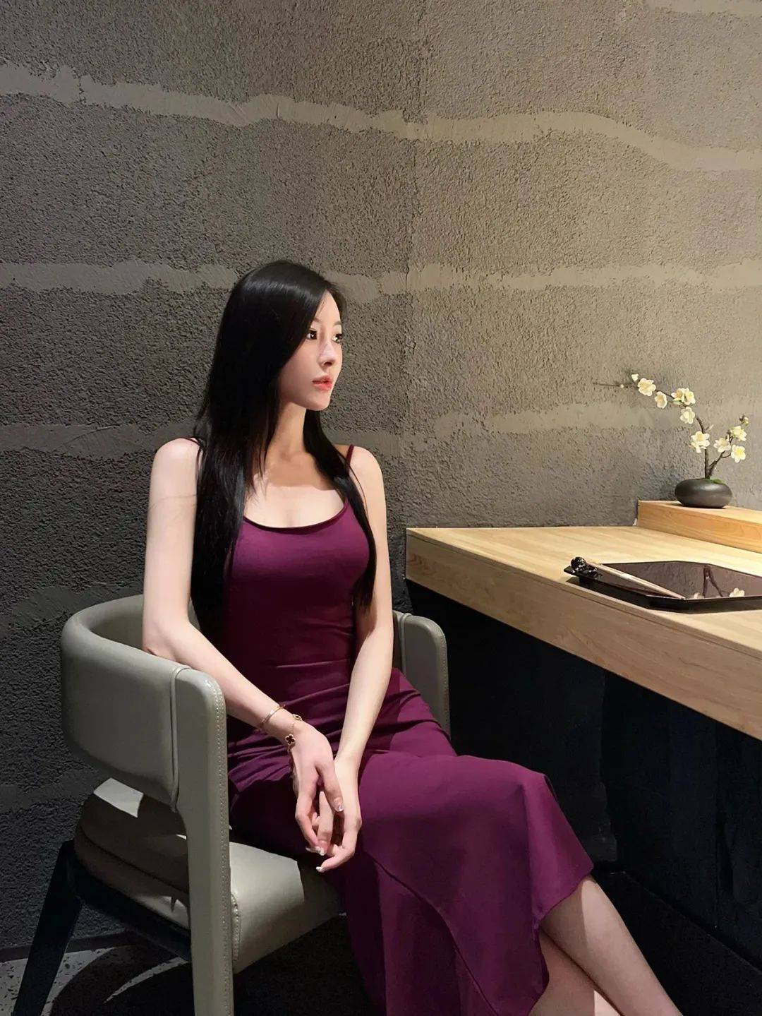 紫色魅惑，高跟鞋的魔力——御姐風(fēng)穿搭指南
