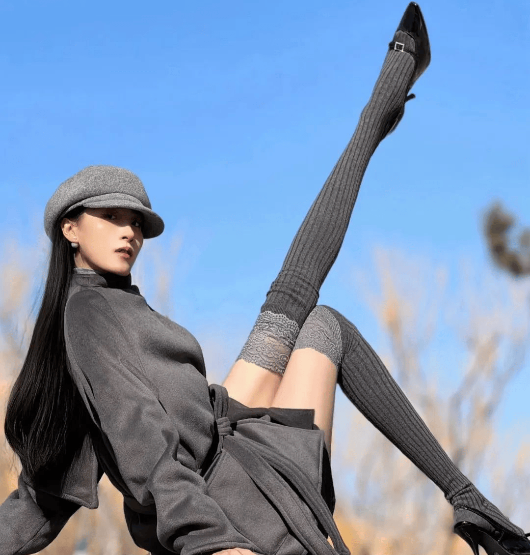 救命，誰(shuí)能拒絕這樣搭配的長(zhǎng)筒襪?。『?jiǎn)直是欲女神器！ 