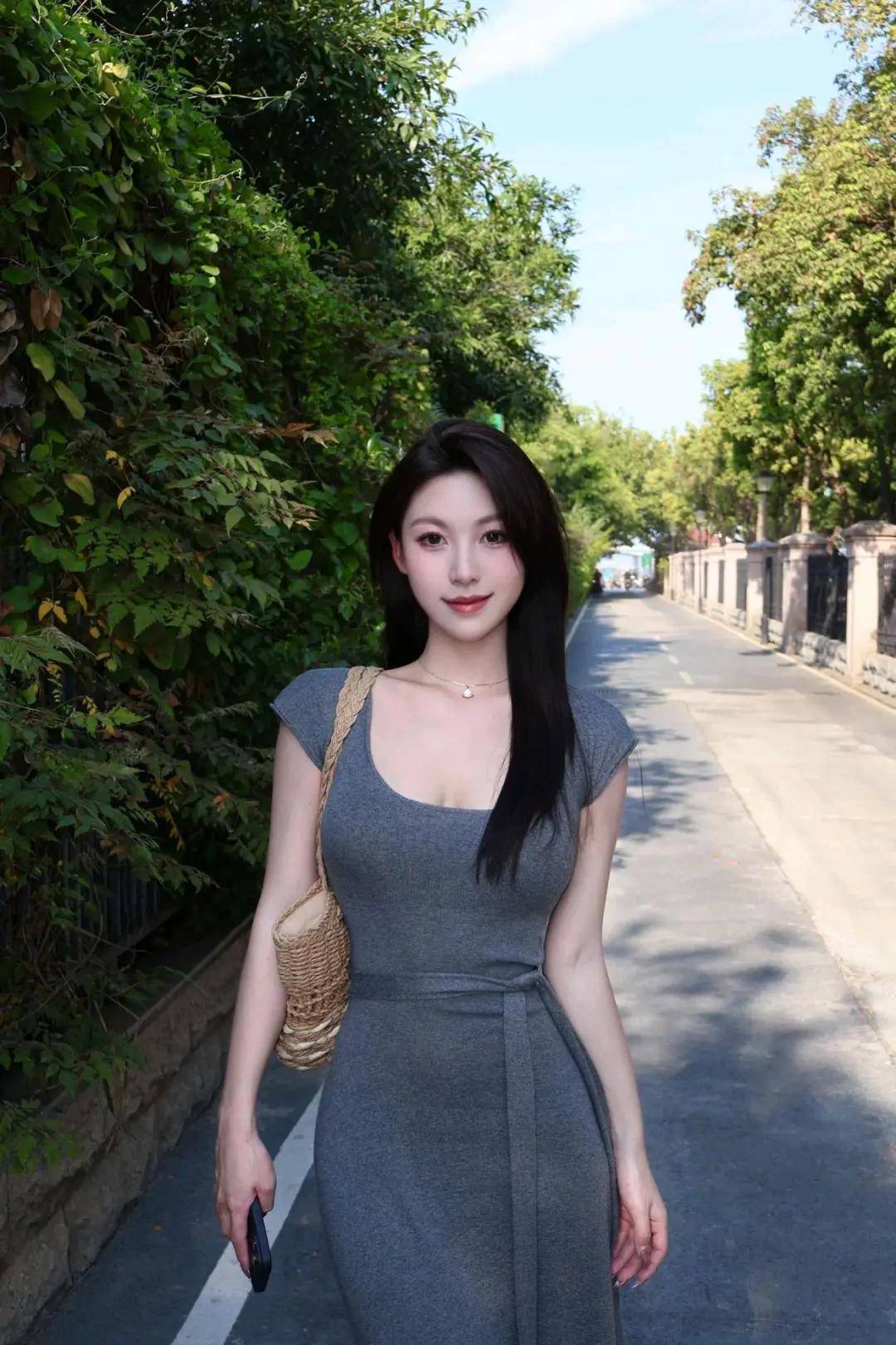 灰色連衣裙，展現(xiàn)出低調(diào)的高級感 