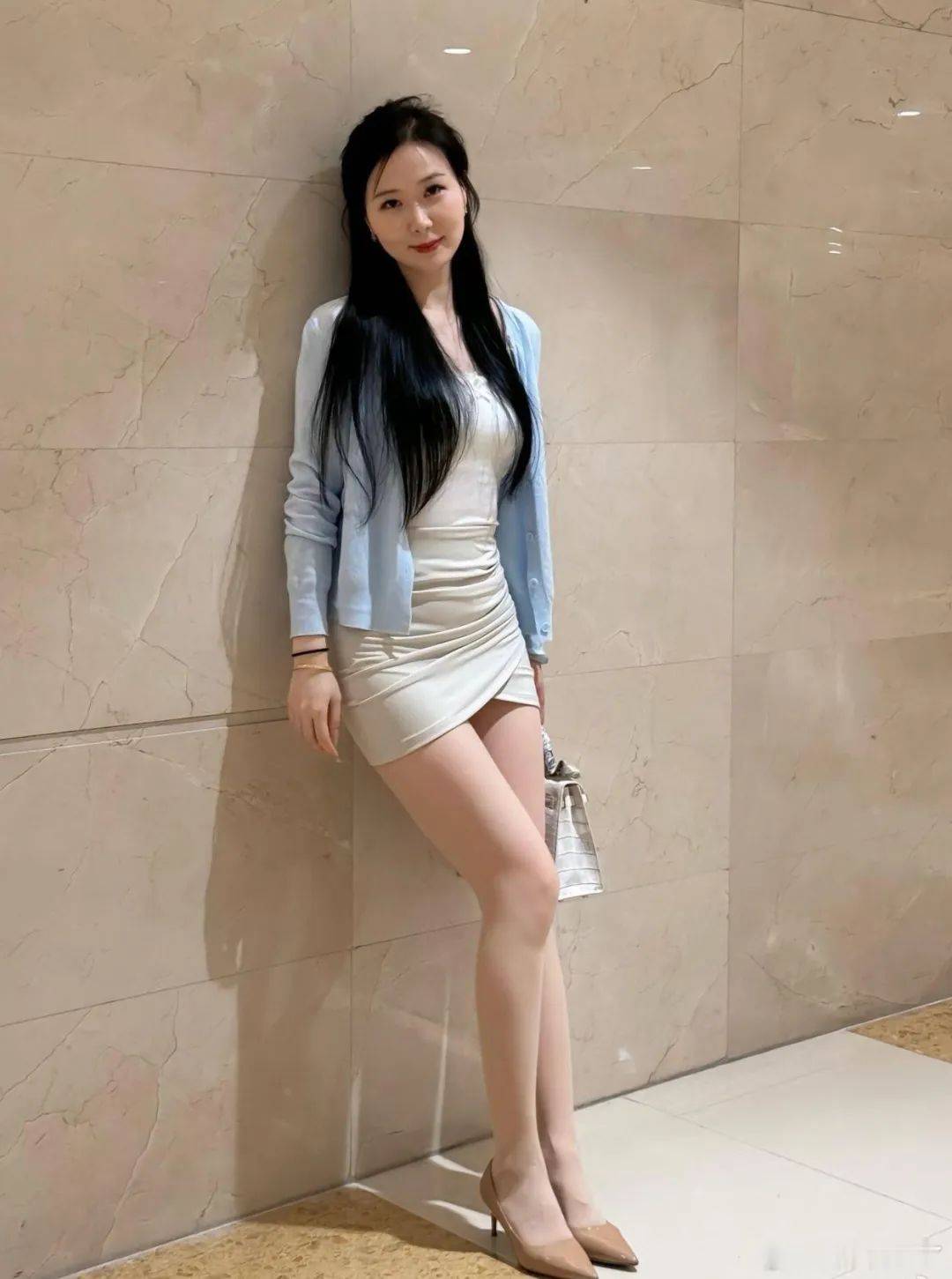白色純欲風(fēng)，蕾絲吊帶小背心搭配長裙，既有氣質(zhì)又好穿