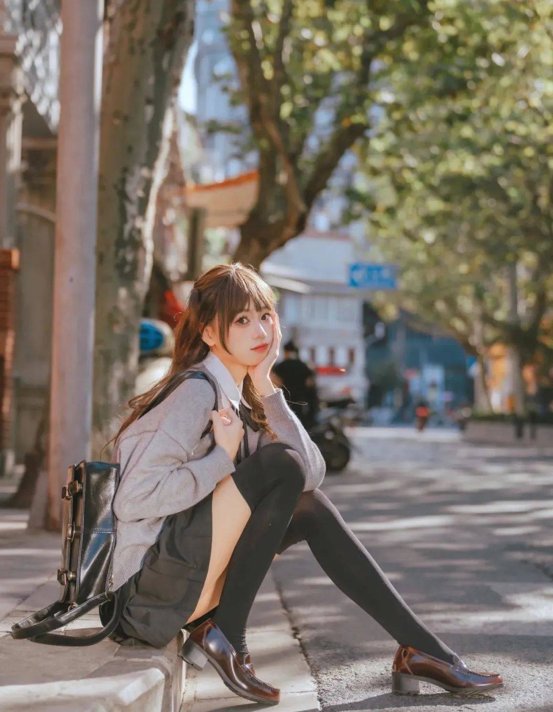 百褶裙、黑襪與棕鞋的時(shí)尚交響：詮釋多樣化的女性韻味！